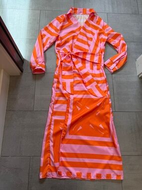 NWOT Women's Pink & Orange Wrap Dress in fun geometric print w tie. Such fun 🌸